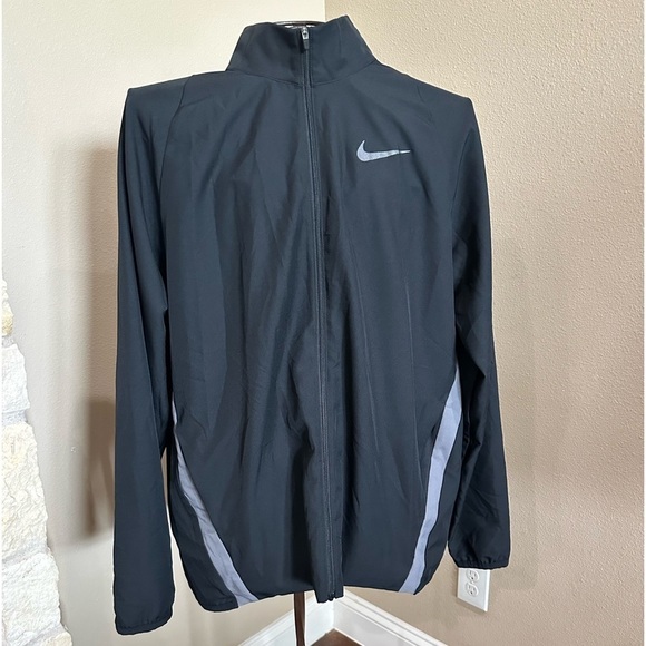 NIKE Men's Team Running
Jacket Full Zip Up - Standard
Fit black/gray Dri fit - Picture 2 of 9